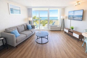 Televisión de pantalla plana, chimenea y oficina 