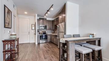 Réfrigérateur, micro-ondes, four, plaque de cuisson