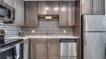 Réfrigérateur, micro-ondes, four, plaque de cuisson