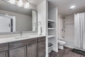 Badkar/dusch, hårtork, handdukar och tvål