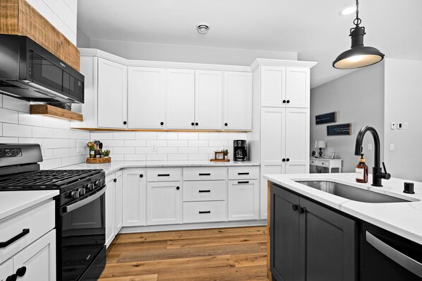 Refrigerador, microondas, horno y parrilla de estufa 