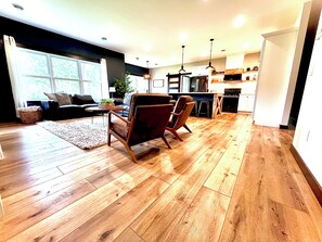 Smart TV, chimenea, futbolito y tenis de mesa 