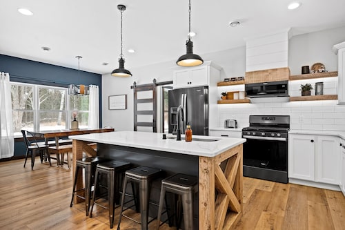 Jay Cooke Park and Spirit Mtn Retreat with wood-burning sauna and game room 