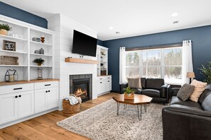 Smart TV, chimenea, futbolito y tenis de mesa 