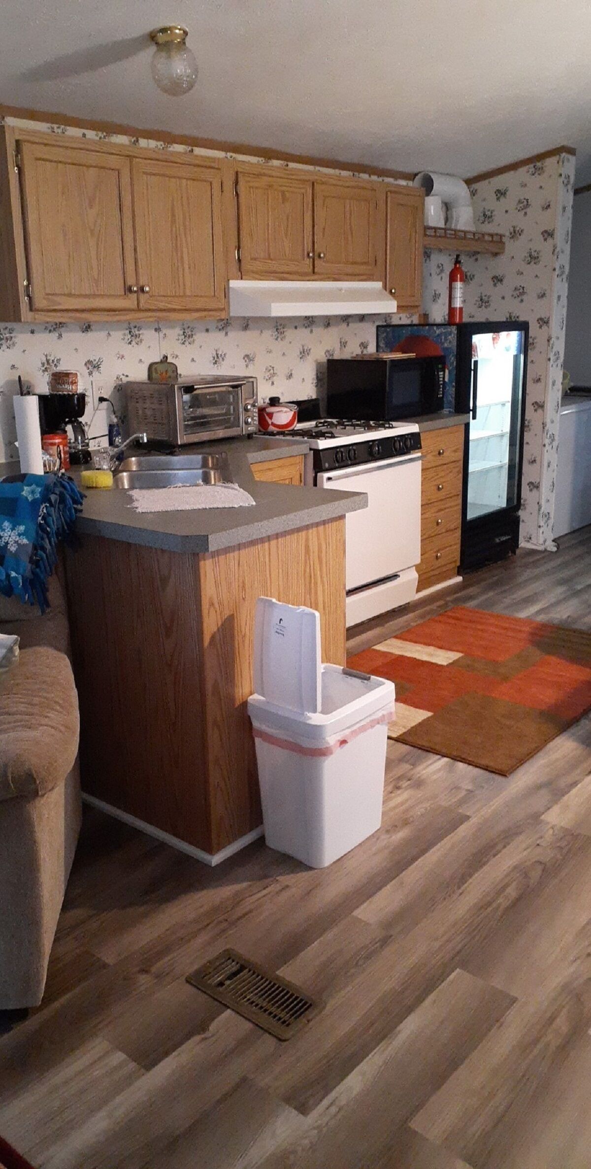 Jääkaappi, mikroaaltouuni, uuni, liesi