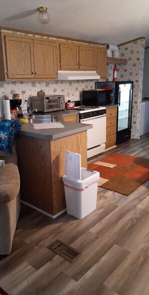 Kjøleskap, mikrobølgeovn, ovn og kokeplater