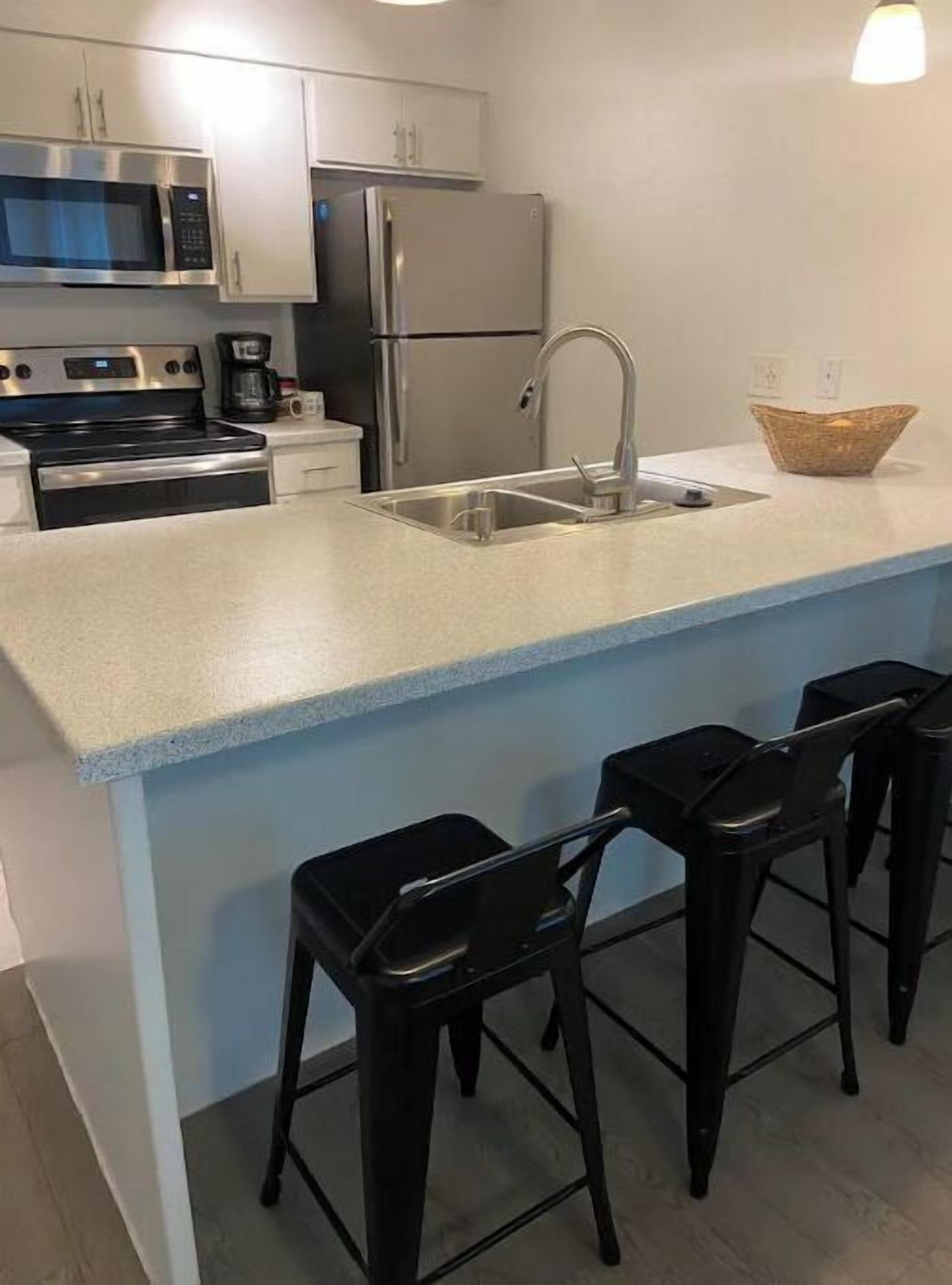 Frigorifero, microonde, piano cottura, lavastoviglie