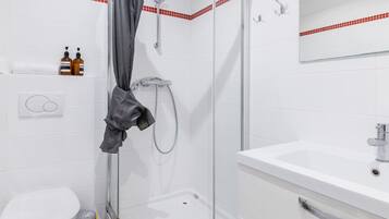 Douche, sĂšche-cheveux, serviettes fournies