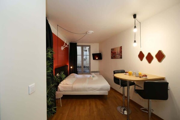 Tabla de planchar con plancha, wifi y ropa de cama 