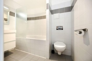 Dusche, Haartrockner, Handtücher, Shampoo
