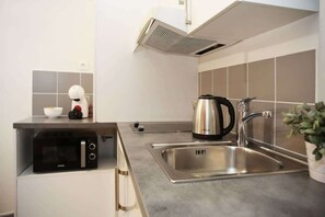 Réfrigérateur, micro-ondes, plaque de cuisson, cafetière/bouilloire