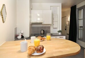 Fridge, microwave, stovetop, coffee/tea maker