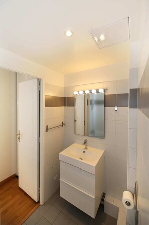 Bathtub, hair dryer, towels