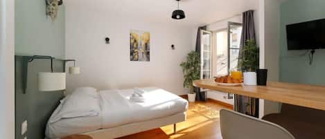 Iron/ironing board, WiFi, bed sheets