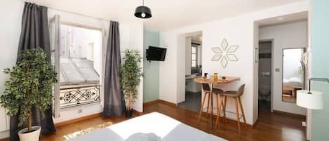 Iron/ironing board, WiFi, bed sheets