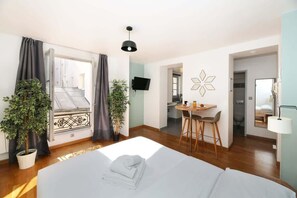 Iron/ironing board, WiFi, bed sheets