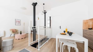 Un intérieur moderne avec une table à manger blanche, une chaise blanche, une petite table ronde, un banc blanc, une rambarde blanche, un plancher blanc, un plafond blanc, un mur blanc, une porte blanche, un meuble blanc, une étagère blanche, une plante blanche, un cadre photo blanc, une lampe blanche, un luminaire au plafond blanc, un applique murale blanche, un lampadaire blanc, un ventilateur de plafond blanc, un espace cuisine blanc, un évier blanc, un plan de travail blanc, une cuisinière blanche, un réfrigérateur blanc, un four blanc, un lave-vaisselle blanc, une machine à café blanche, une bouilloire blanche, une théière blanche, une tasse blanche, une soucoupe blanche, une assiette blanche, un bol blanc, un plateau blanc, une serviette blanche, une cuillère blanche, une fourchette blanche, un couteau blanc, un porte-fourchette blanc, un porte-couteau blanc, un porte-cuillère blanc, un porte-serviette blanc, un distributeur de serviettes blanc, un anneau de serviette blanc.