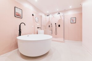A modern bathroom with a large bathtub, a shower area, and a toilet. - Appartement 2 chambres, idéal famille et amis (Paris)