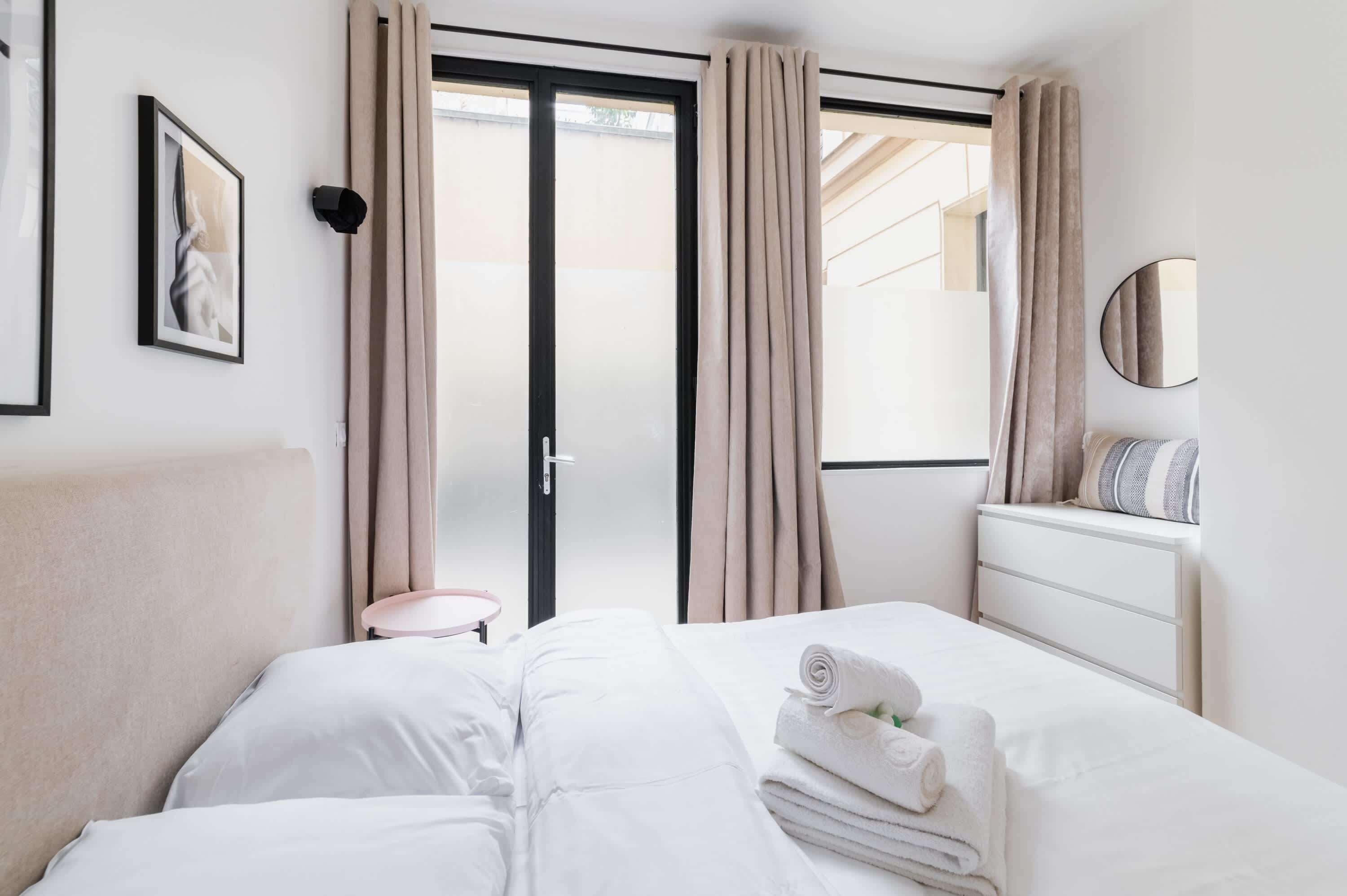 2 bedrooms, desk, iron/ironing board, WiFi