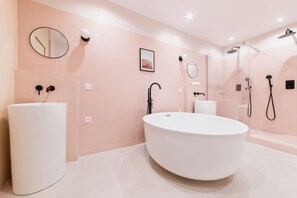 Banheira, secador de cabelo, toalhas de banho, shampoo