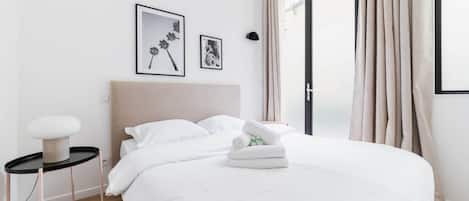 2 bedrooms, desk, iron/ironing board, WiFi