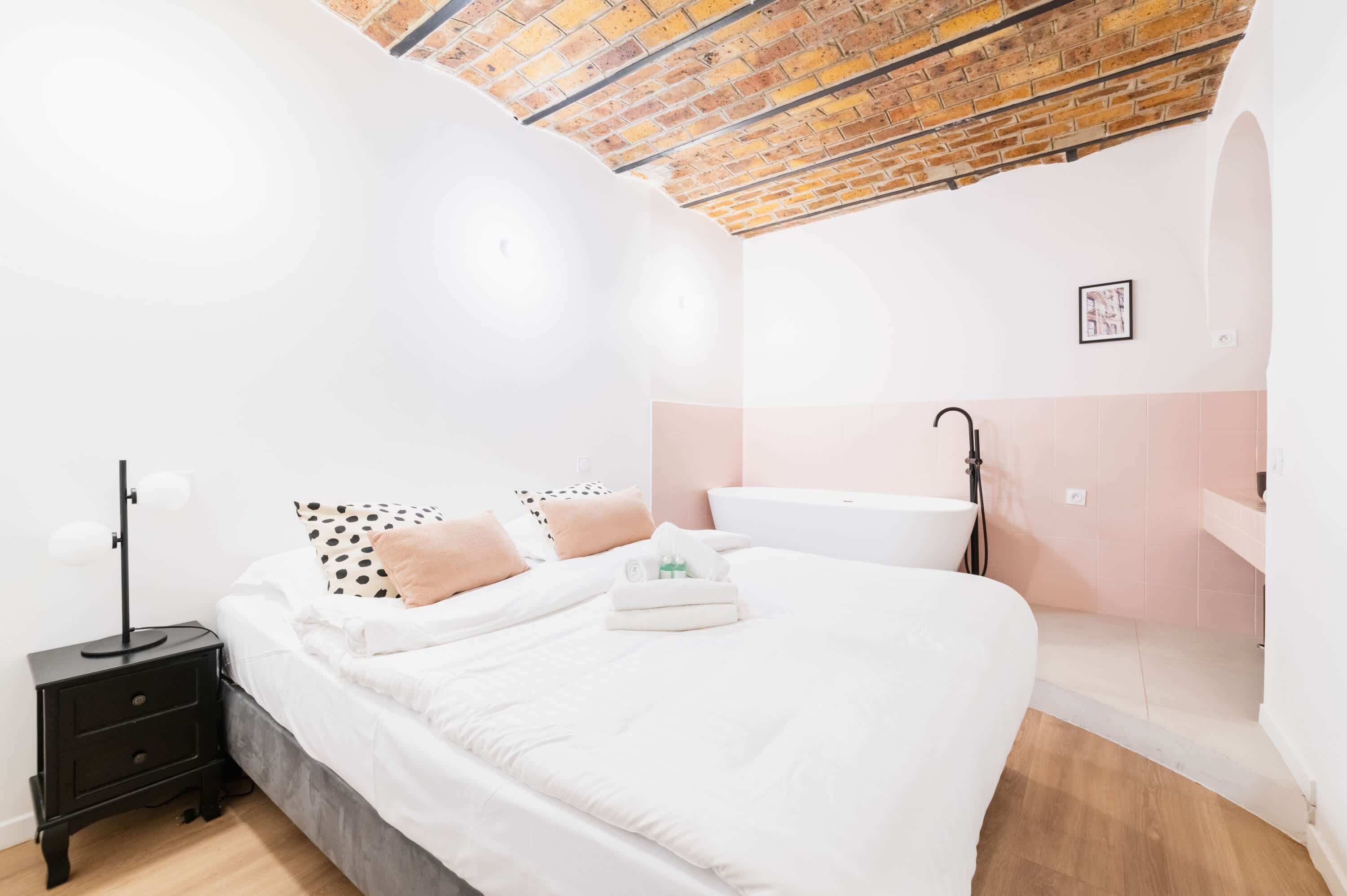 2 slaapkamers, een bureau, een strijkplank/strijkijzer, wifi