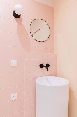 Bathtub, hair dryer, towels, shampoo
