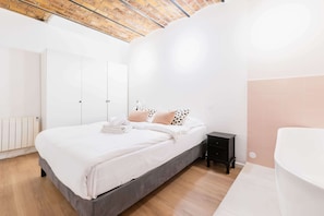 2 bedrooms, desk, iron/ironing board, WiFi