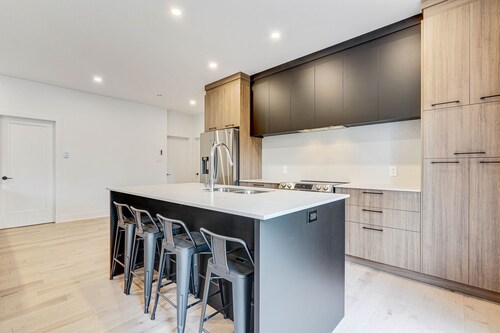 Large condo view & access to Lac Massawippi, near Ski Orford, Magog, Sherbrooke!