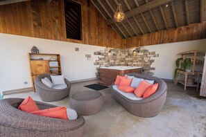 Outdoor spa tub - La Chambre Enchantée (La Baffe)