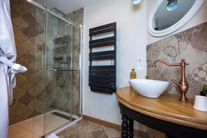 Shower, rainfall showerhead, hair dryer, heated floors - La Chambre Enchantée (La Baffe)