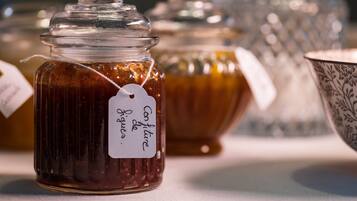 A jar with a tag labeled "Confiture de Figues."