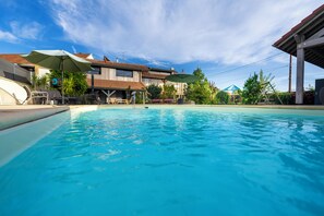 Seasonal outdoor pool, open 10:00 AM to 9:00 PM, pool umbrellas - La Chambre Enchantée (La Baffe)