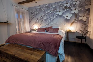 Deluxe Apartment | Premium bedding, Select Comfort beds, individually decorated - La Chambre Enchantée (La Baffe)