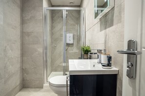Appartement « Premier », 2 chambres, vue ville | Salle de bain | Douche, douche à « effet pluie », articles de toilette gratuits
