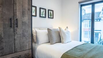 Premier Apartment, 2 Bedrooms, City View | 2 bedrooms, iron/ironing board, free WiFi, individually decorated