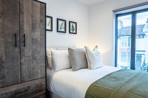 Leilighet – premier, 2 soverom, byutsikt | 2 soverom, individuelt dekorert og individuelt innredet