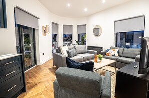Premier Apartment, 2 Bedrooms, City View | Living area