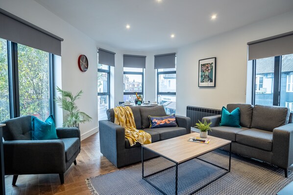 Appartement « Premier », 2 chambres, vue ville | Coin séjour | TV connectée de 40 pouces avec chaßnes par satellite, télévision
