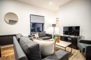 Appartement « Premier », 2 chambres, vue ville | Coin séjour | TV connectée de 40 pouces avec chaßnes par satellite, télévision