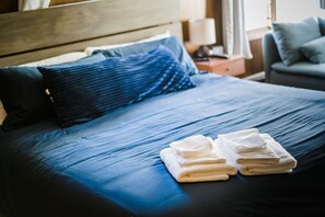 2 bedrooms, desk, iron/ironing board, travel cot - Longs Peak Views, Game Room, Fireplaces. Sleeps 12 (Estes Park)