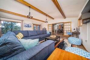 Smart TV, fireplace, video games, books - SALE! Hot tub, king beds, wildlife, fireplace (Estes Park)