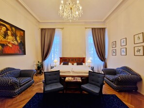 Exclusive Double Room | Living area | 52-inch flat-screen TV with cable channels, TV, Netflix - Palais Kneissl (Burgau)