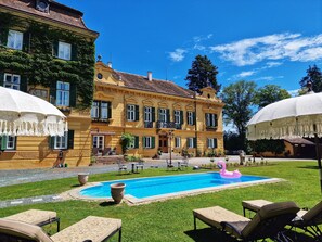 Seasonal outdoor pool - Palais Kneissl (Burgau)