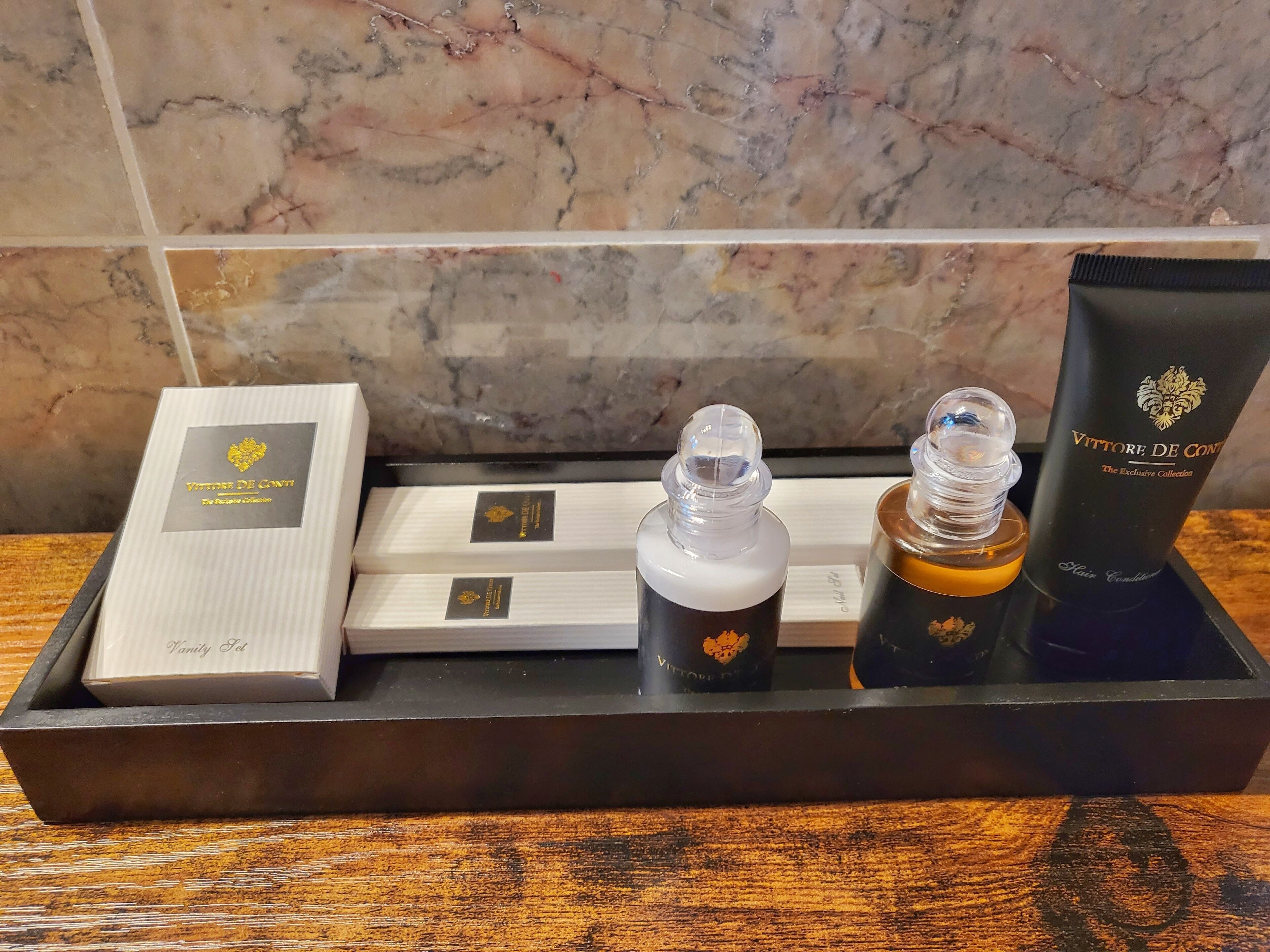 A tray with a box labeled "Vittore De Conti," two bottles, and a tube.