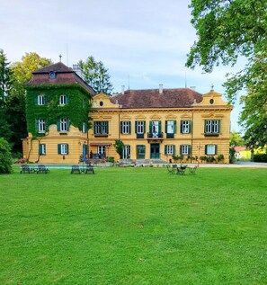 Exterior - Palais Kneissl (Burgau)