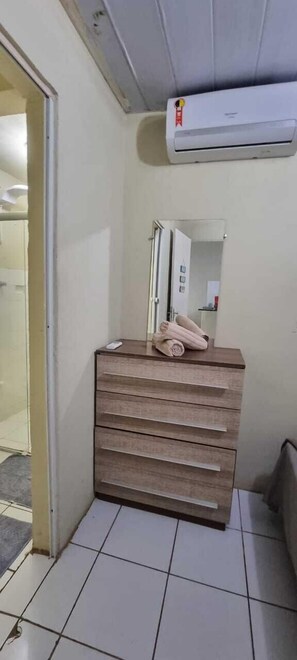 遮光窗帘、免费 WiFi、床单