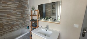 Badekar, hårføner, håndklær og såpe