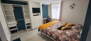 2 chambres, bureau, fer et planche à repasser, lit parapluie