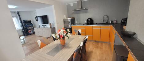 Réfrigérateur, micro-ondes, four, plaque de cuisson